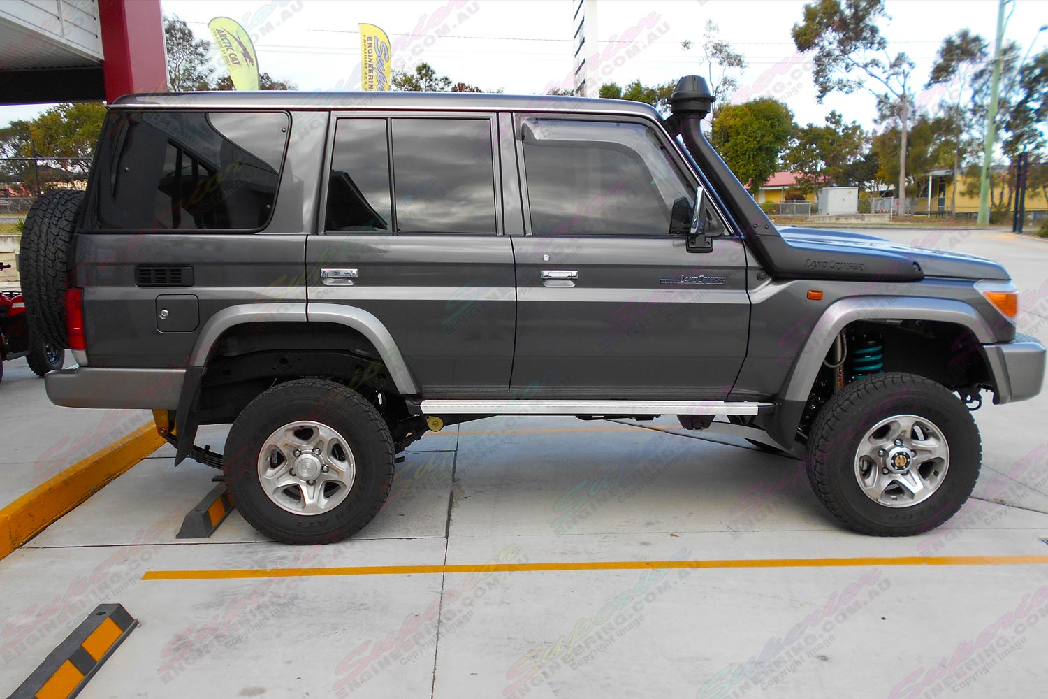 Right side view of a 76 Series Toyota Landcruiser wagon fitted with a Superior Remote Reservoir Superflex 4 Inch Lift Kit