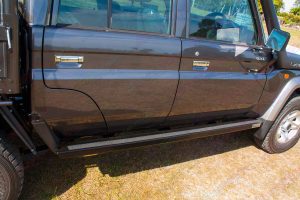 High side profile view of the Superior Engineering Stealth Rock Slider fitted to the 79 Series Dual Cab Toyota Landcruiser