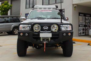 Front view of the Nissan Patrol fitted with 2 x Lightforce HTX 230mm Xtreme Dual Switching HID & LED lights plus GME AE4703B Antenna