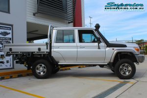 Right side view of a silver dual cab 79 Series Toyota Landcruiser after fitting a Superior Remote Reservoir Superflex Lift Kit